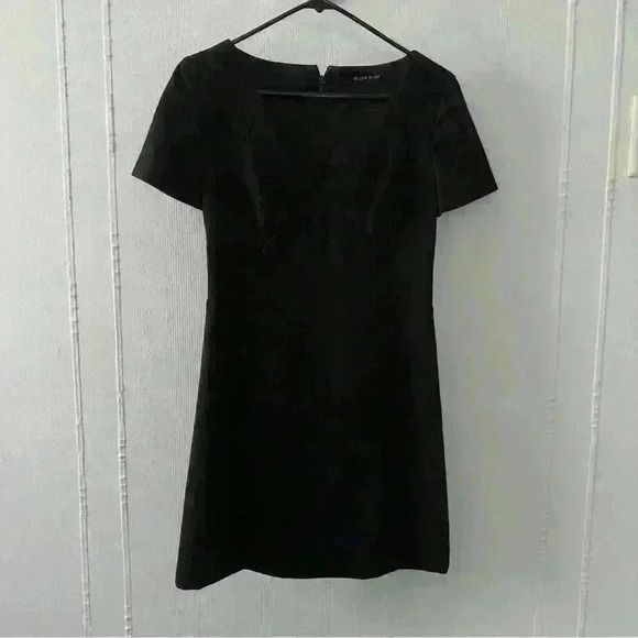 Black Halo Vneck cut in black size 4 - Picture 3 of 6